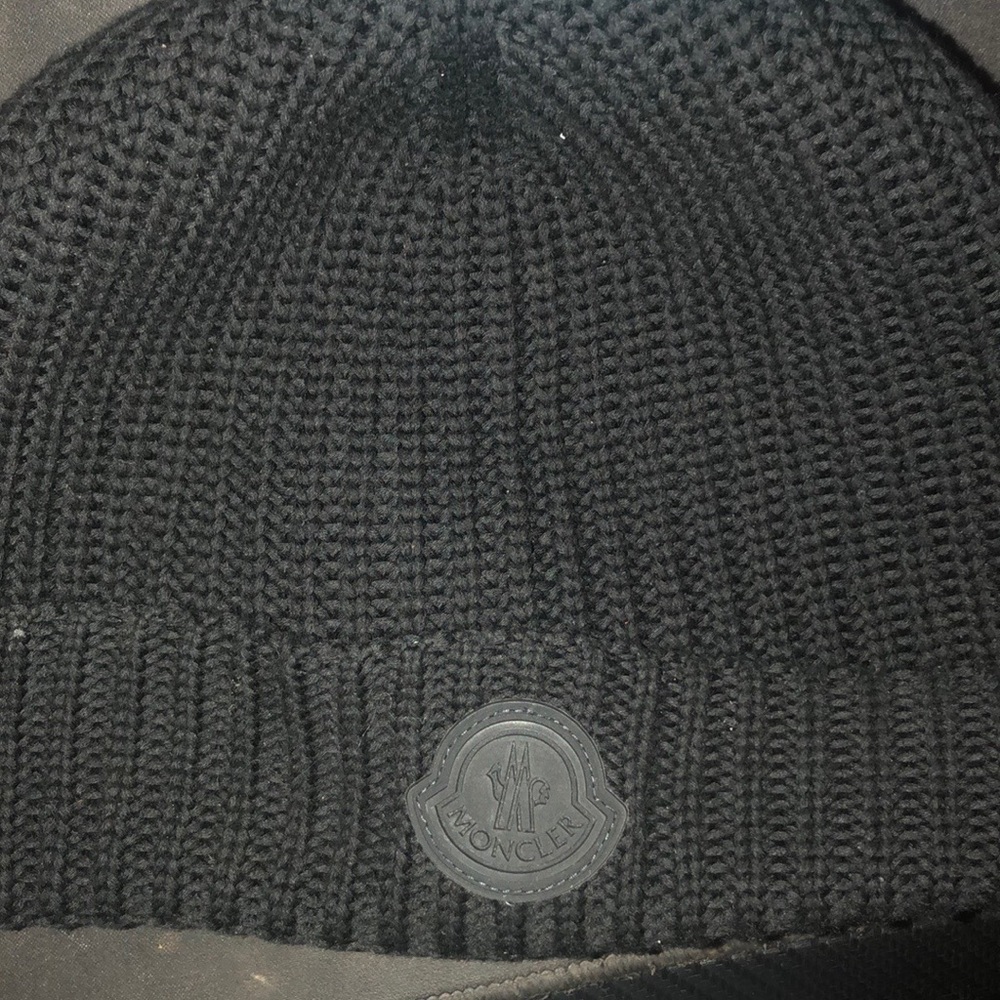 I’m selling moncler hat weared once